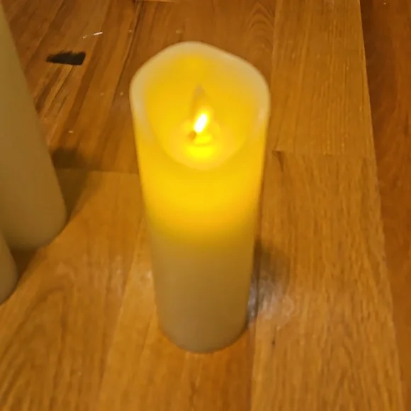 Set of 4 battery powered candles - Picture 2 of 2